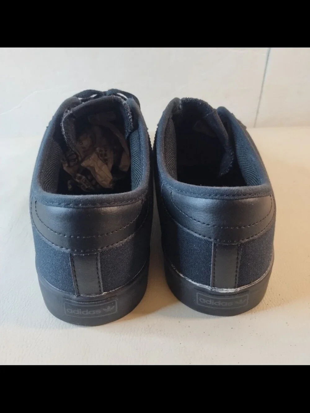 ADIDAS SEELEY LIFESTYLE CASUAL SKATE SHOE MENS SIZE 10.5 AQ8531 TRIPLE BLACK GUM